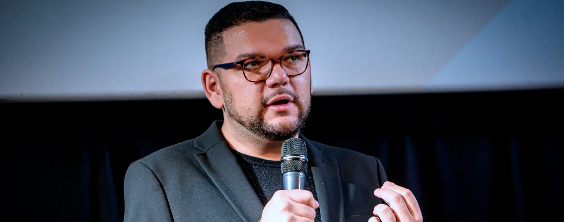 „Mladí Romové mohou změnit obraz celé komunity,“ říká manažer stipendijního programu organizace ROMEA, která spustila aukci uměleckých děl na jejich podporu