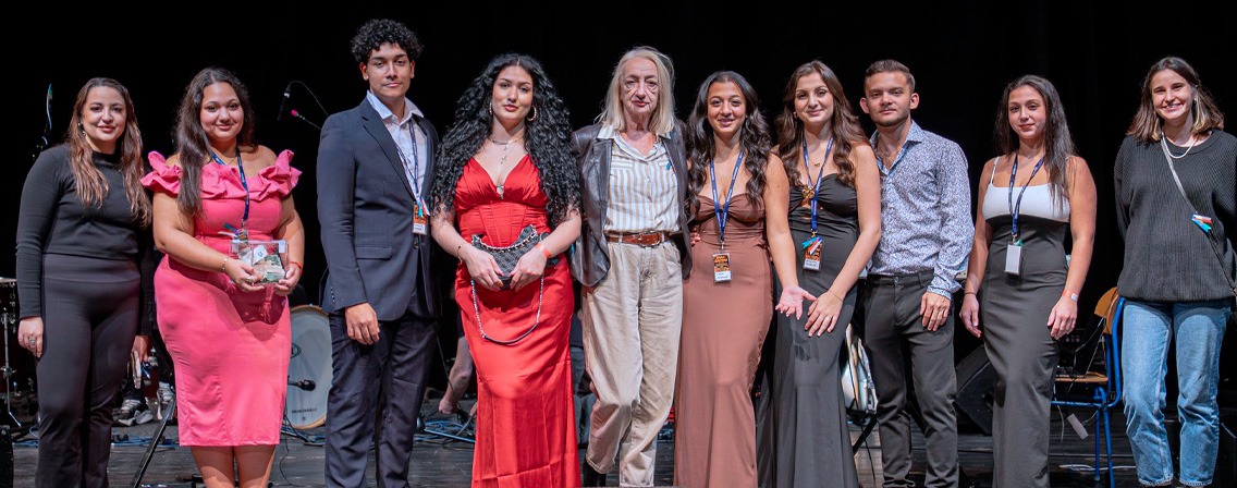 VIDEO: Síla komunity v praxi. Mladí Romové uspořádali koncert pro nemocnou dívku. Vybrali téměř 50 tisíc korun